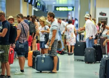 La llegada de turistas cayó 37% en octubre, y se aceleraron los viajes de argentinos al exterior