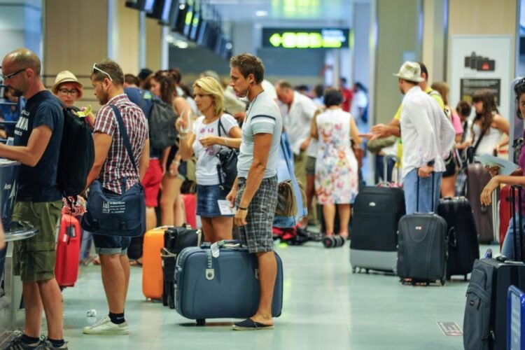 La llegada de turistas cayó 37% en octubre, y se aceleraron los viajes de argentinos al exterior