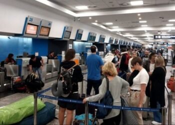 Aerolíneas Argentinas: Hasta que los gremios no levanten las medidas de fuerza, no habrá Paritarias