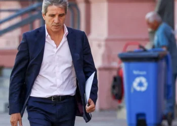 Luis Caputo avanza con el canje de deuda con la oposición en contra que busca rechazar el DNU