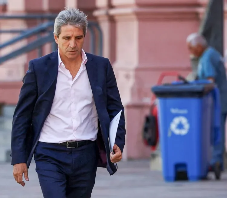 Luis Caputo avanza con el canje de deuda con la oposición en contra que busca rechazar el DNU