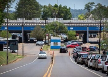 Vacaciones 2025: Más de cuatro horas de cola para cruzar a Brasil por el puente Tancredo Neves