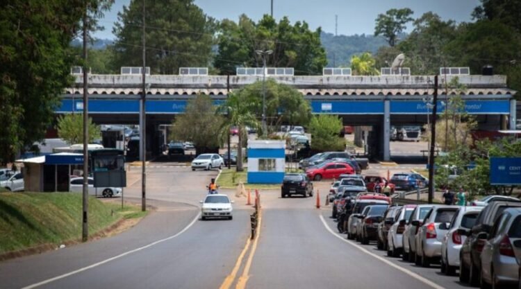 Vacaciones 2025: Más de cuatro horas de cola para cruzar a Brasil por el puente Tancredo Neves
