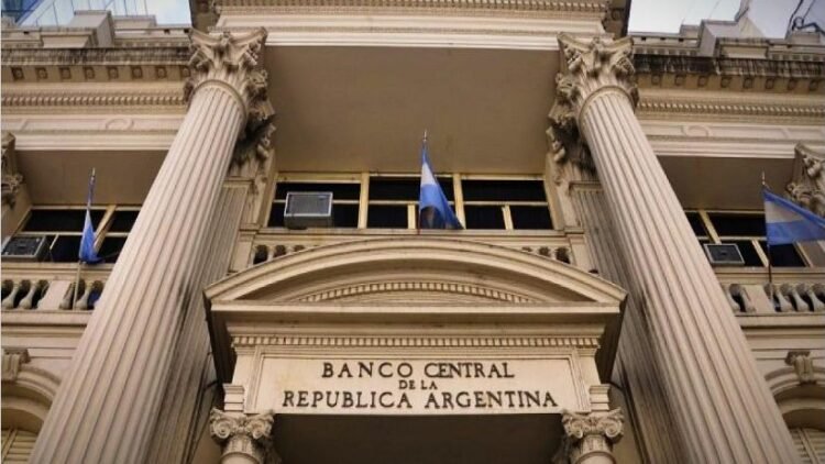 Paso previo a la dolarización: el BCRA habilitó el pago en dólares para cualquier transacción