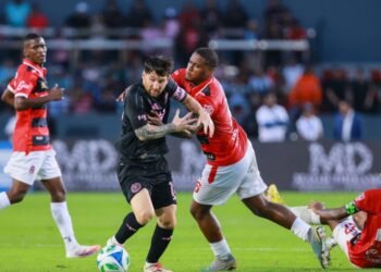 A Messi le entraron fuerte, hubo roja y se picó el amistoso entre Inter Miami y Sporting San Miguelito