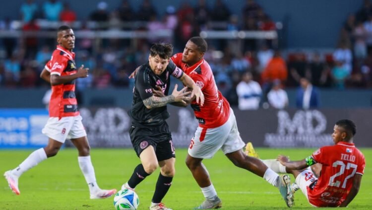 A Messi le entraron fuerte, hubo roja y se picó el amistoso entre Inter Miami y Sporting San Miguelito