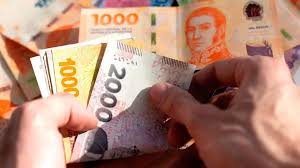 Los salarios registrados aumentaron 2,4% en diciembre y perdieron frente a la inflación