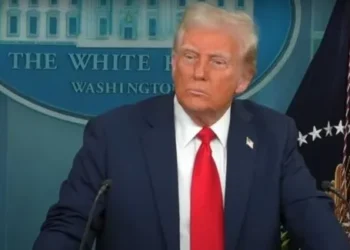 Motosierra: Donald Trump anunció recortes de personal en las embajadas estadounidenses