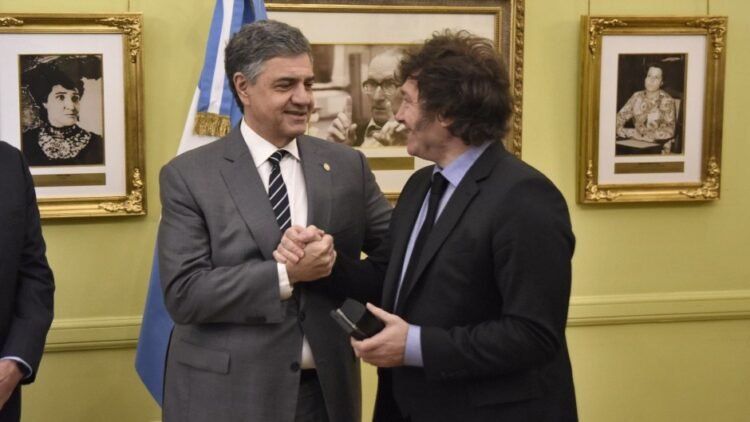 Macri reclama fondos a Milei por coparticipación