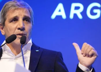 Abril cierra con superávit fiscal, según Caputo