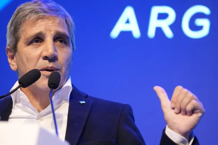 Abril cierra con superávit fiscal, según Caputo