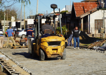 EL INTENDENTE GUSTAVO MENÉNDEZ SUPERVISÓ OBRAS DE ASFALTO RETICULADO EN PARQUE SAN MARTIN