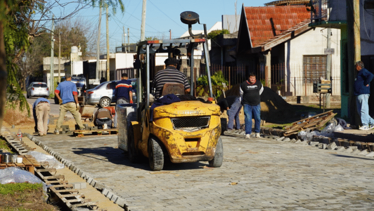 EL INTENDENTE GUSTAVO MENÉNDEZ SUPERVISÓ OBRAS DE ASFALTO RETICULADO EN PARQUE SAN MARTIN