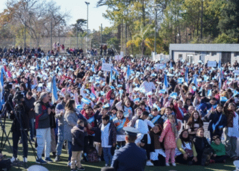 MILES DE ESTUDIANTES PROMETIERON LEALTAD A LA BANDERA