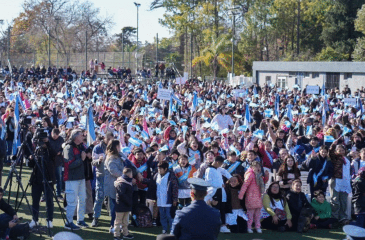 MILES DE ESTUDIANTES PROMETIERON LEALTAD A LA BANDERA
