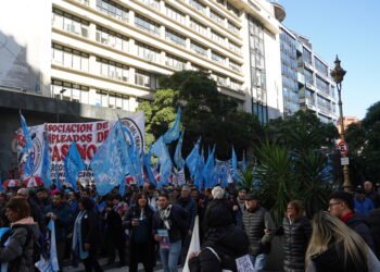 GUSTAVO MENÉNDEZ, PRESENTE EN LA MARCHA POR CFK