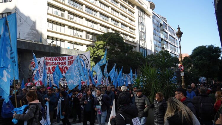 GUSTAVO MENÉNDEZ, PRESENTE EN LA MARCHA POR CFK
