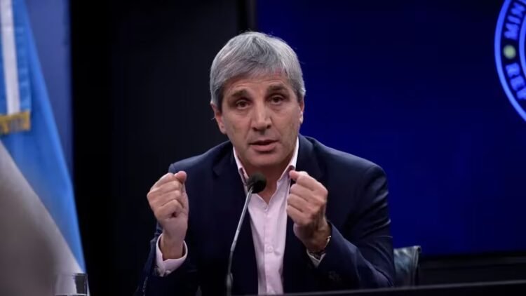 El Ministro Caputo explicó la estrategia anti-dólar y arremetió contra la banca.