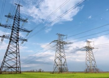 Gobierno lanza plan energético: modernizar sistema eléctrico con privados.