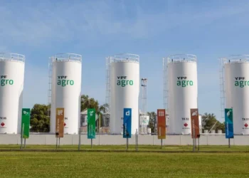 Enfoque YPF: Vende 50% agro y prioriza petróleo/gas.