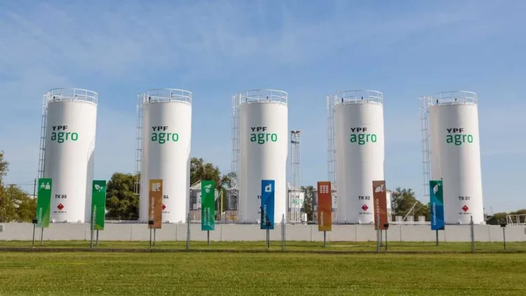 Enfoque YPF: Vende 50% agro y prioriza petróleo/gas.