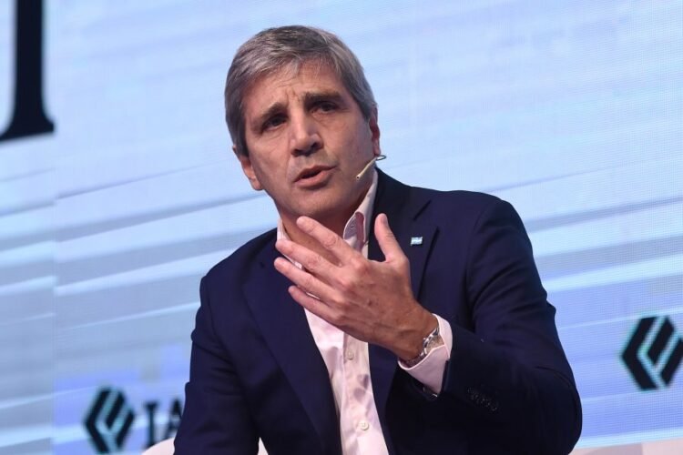 Plazos fijos: Caputo eleva tasas por encima de inflación, contra FMI.