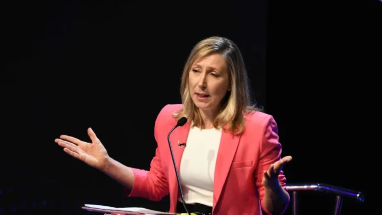 Myriam Bregman: Milei ajeno a la realidad, ve “olor a 2001”.