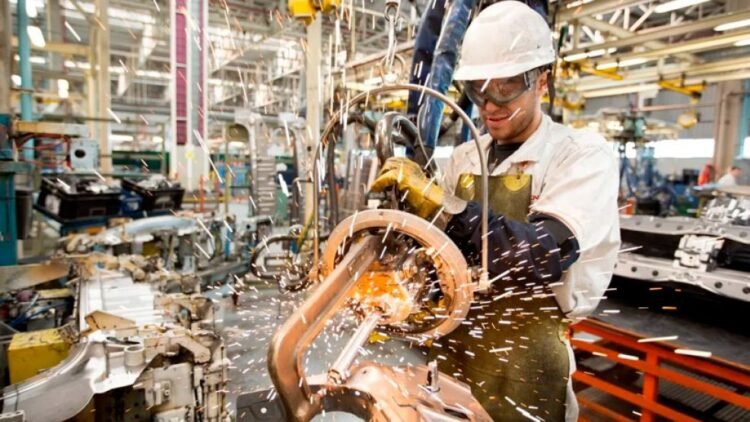 Caída industrial: Actividad con cifras de 2007 tras 4 meses.