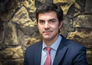 El plan de Urtubey: unir a Cristina y Carrió contra Milei.