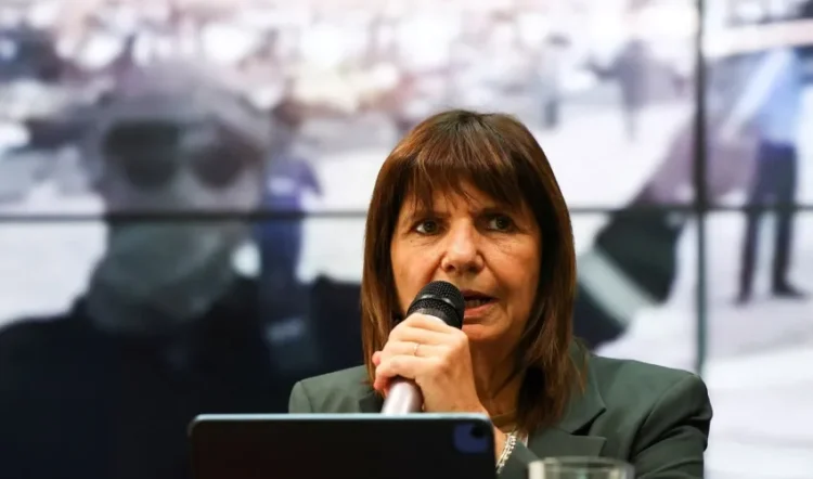 Desbloqueo de celulares en casos criminales: el nuevo sistema de Bullrich.