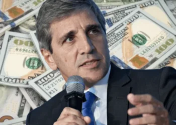 BCRA ajusta encajes: Dólar toca $1.370, un paso del récord.