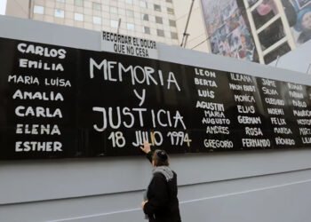 Juicio en ausencia para prófugos iraníes por AMIA