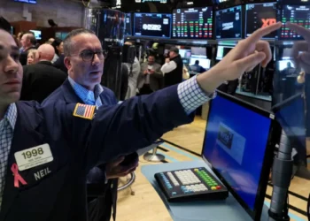 Mercado inestable: Acciones suben, bonos caen, riesgo país se dispara.