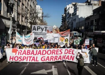 Bono: Empleados del Garrahan marchan al Congreso.