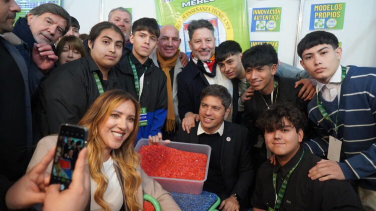 Menéndez recibió a kicillof en la expo “Hecho en merlo”