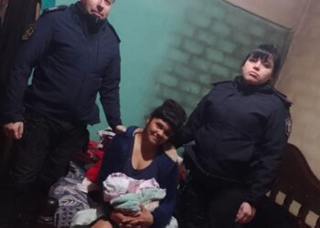 Policías de merlo ayudaron a una mujer a dar a luz