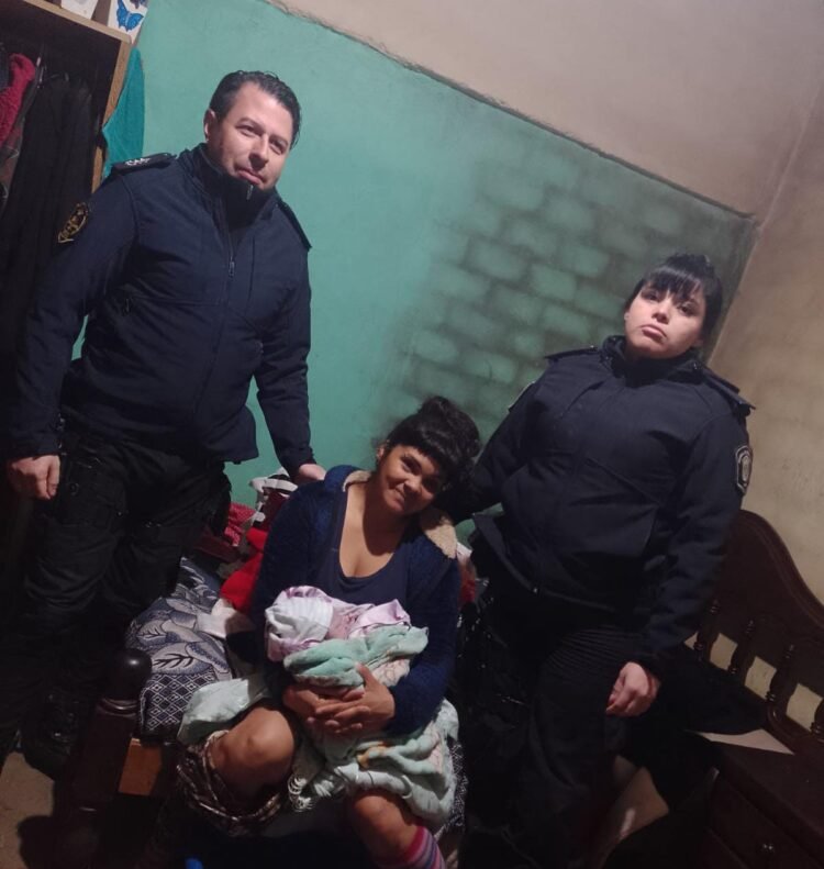 Policías de merlo ayudaron a una mujer a dar a luz