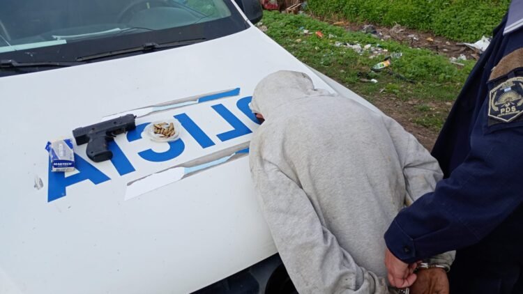 Detienen a un soldado de narcos que vendía droga en un descampado de libertad