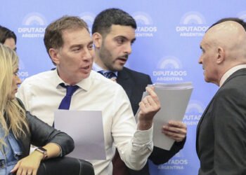 Santilli: “Debatamos dictadura o democracia”, reta a Taiana.