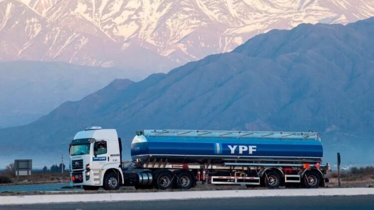 Nuevas tarifas de transporte de hidrocarburos para YPF.