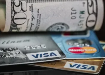 Pagar en dólares fuera del país sin recargos: Una alternativa viable.