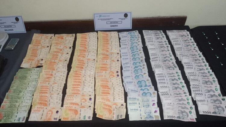 Detienen a dos dealers que vendían droga en libertad