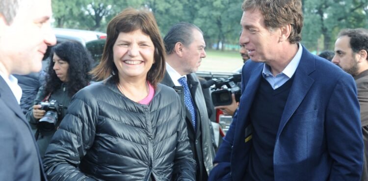 La ironía de Bullrich al ceder el RENAPER a Santilli: “DNI con mi firma, edición limitada”.