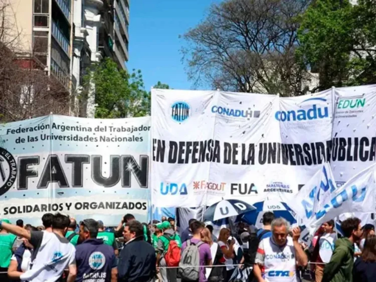 Denuncia universitaria: Sueldos caen 44% desde Milei