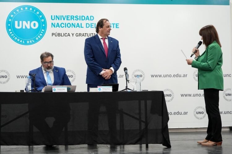 Gustavo Soos asumió como rectorde la Universidad Nacional del Oeste (UNO)