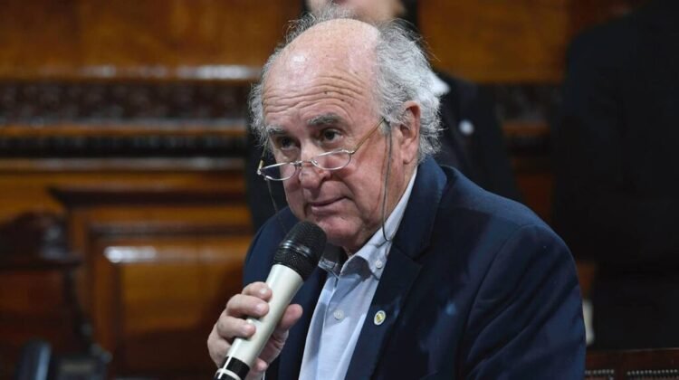 “Bomba de humo”: Parrilli critica reforma laboral de Milei.