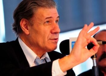 “Declinación grave de la democracia”, arremete VHM.