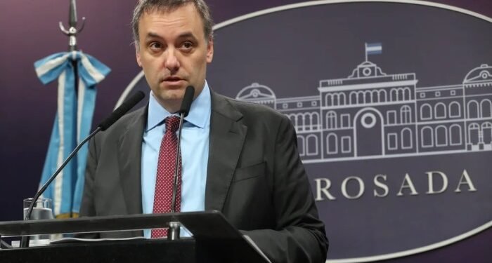 Duro cruce de Adorni a la CGT por el paro.