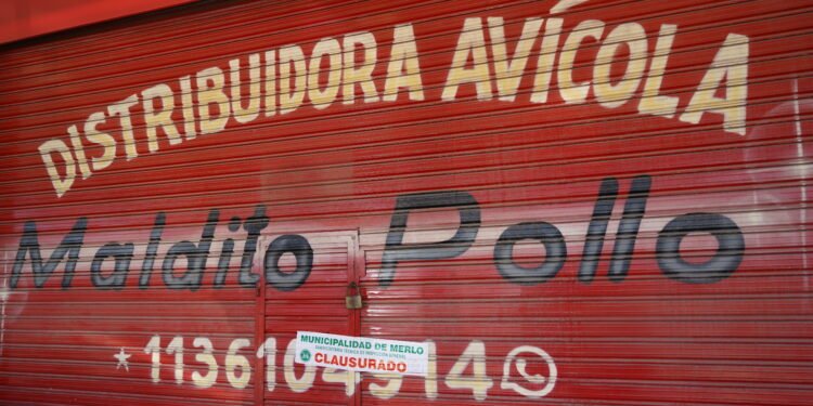 Multa millonaria y clausura para empresa avícola que arrojaba residuos en la vía pública