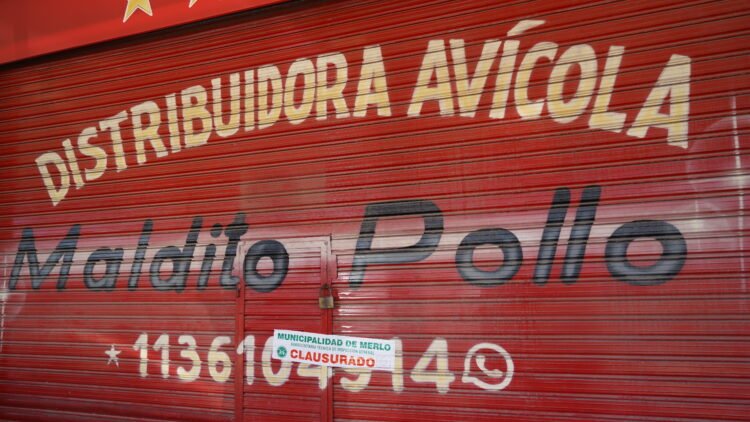 Multa millonaria y clausura para empresa avícola que arrojaba residuos en la vía pública